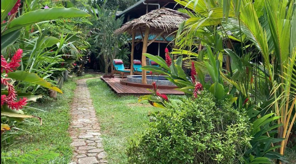 Casa Mambo Bed & Breakfast Cahuita Bagian luar foto